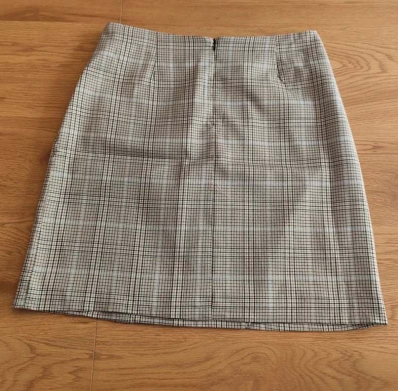 Women's checkered mini skirt with decorative front slit Size 42 - U Collection – photo 3